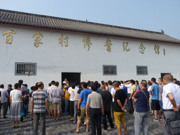 纪念馆的张馆长年近70岁,他的长辈都是"百家村惨案"的受害者,他的爷爷